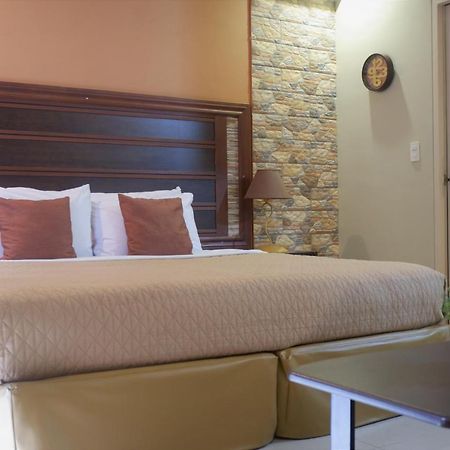 One Palm Tree Villas Manila Bagian luar foto