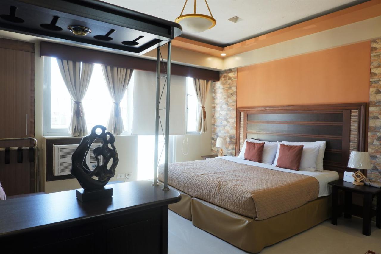 One Palm Tree Villas Manila Bagian luar foto