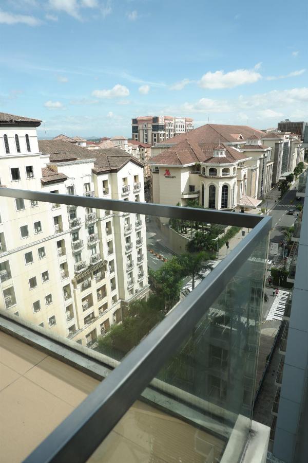One Palm Tree Villas Manila Bagian luar foto