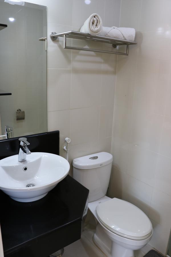 One Palm Tree Villas Manila Bagian luar foto