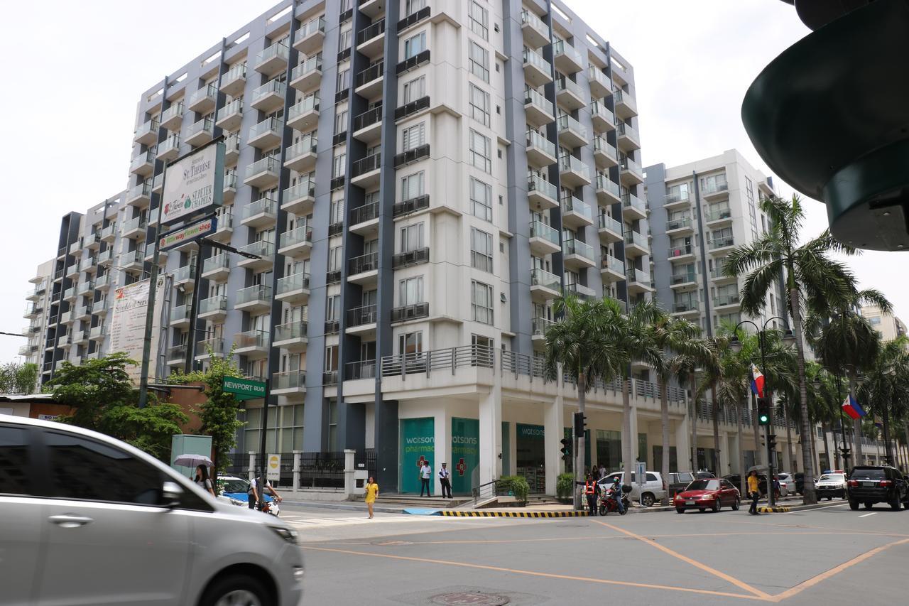 One Palm Tree Villas Manila Bagian luar foto