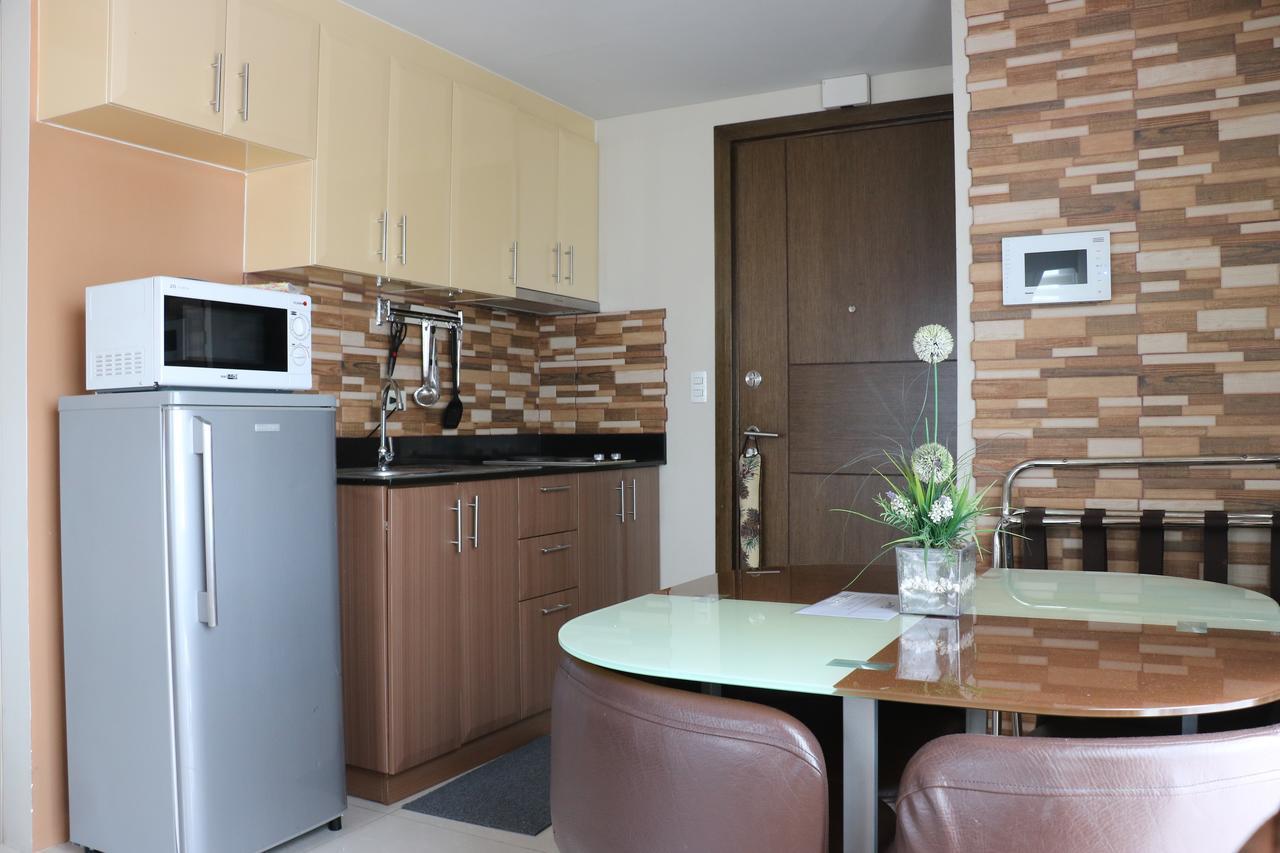 One Palm Tree Villas Manila Bagian luar foto