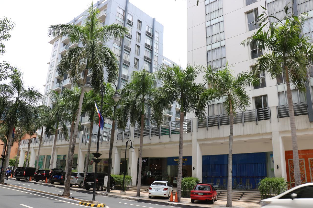 One Palm Tree Villas Manila Bagian luar foto