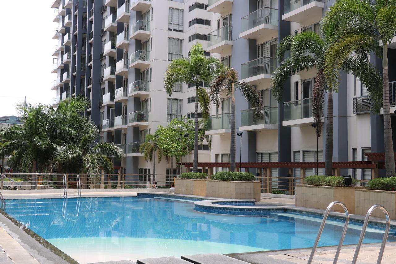 One Palm Tree Villas Manila Bagian luar foto
