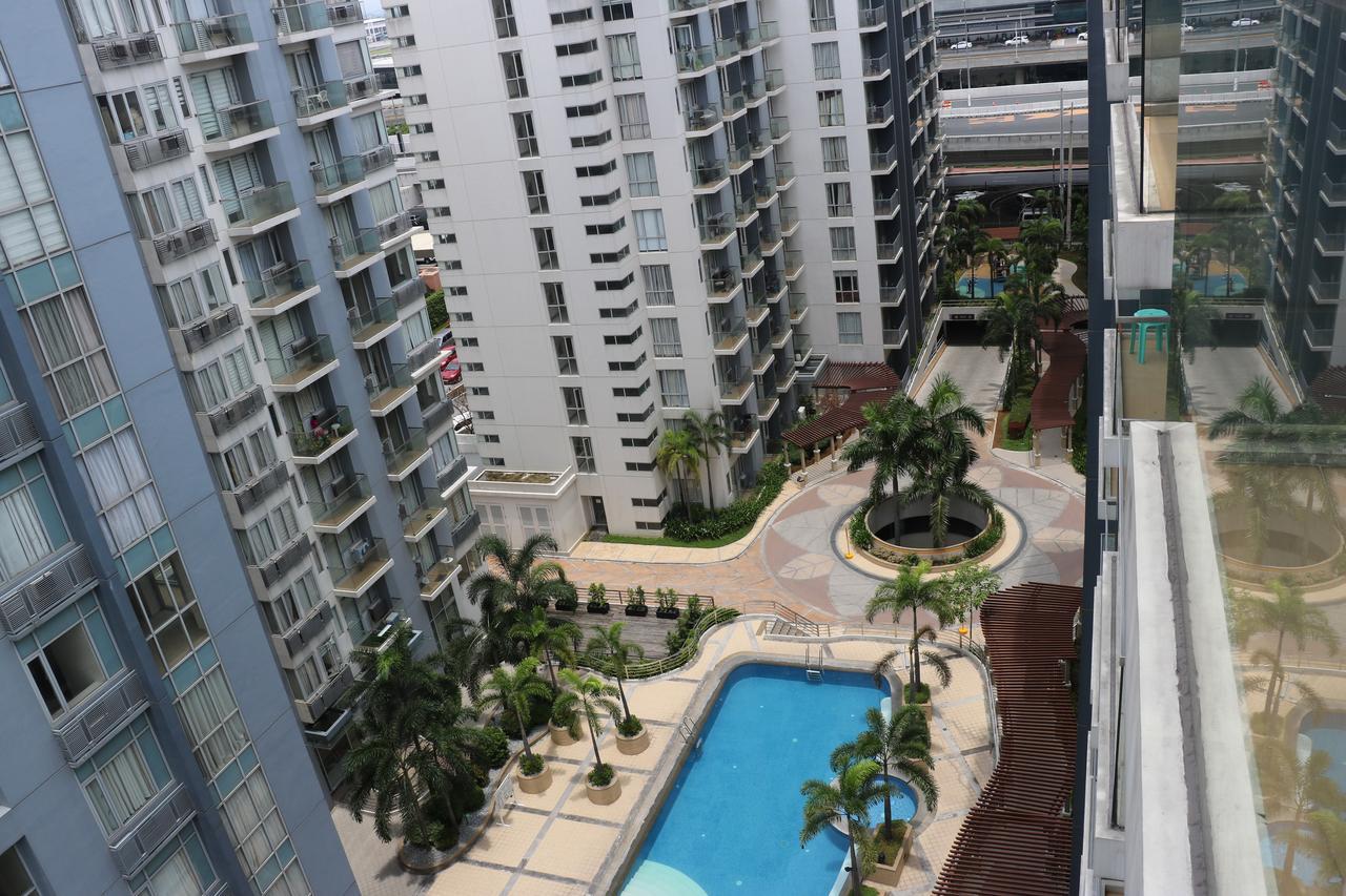 One Palm Tree Villas Manila Bagian luar foto